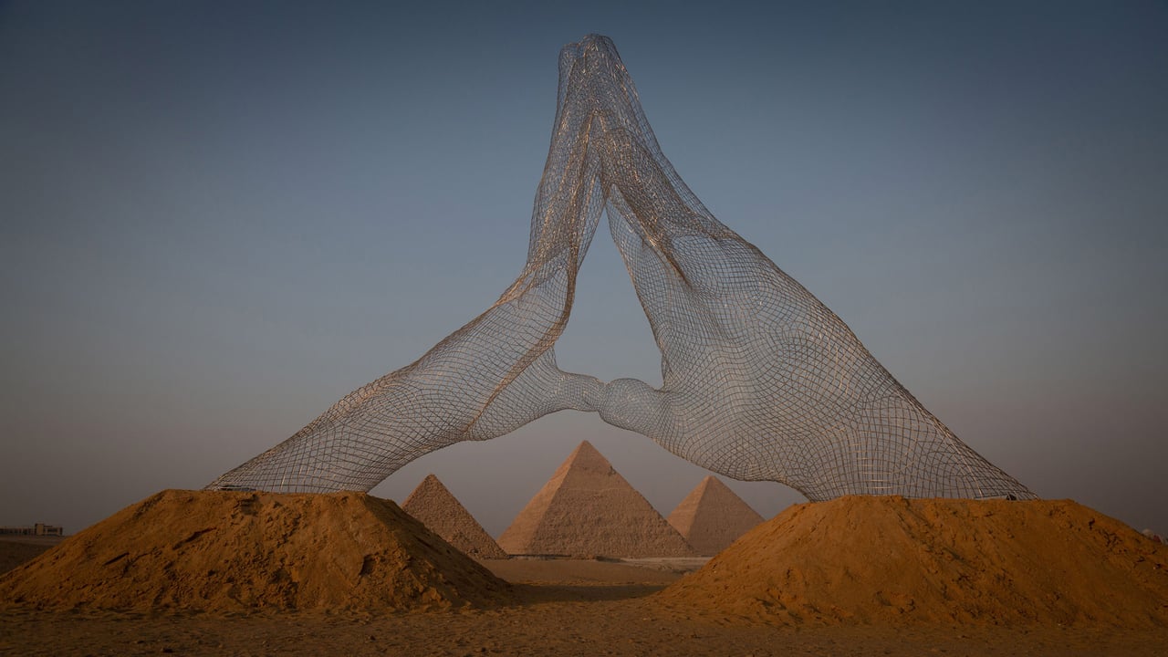 'Together' sculpture by Lorenzo Quinn, Great Pyramids of Giza, Cairo, Egypt (© Sima Diab/Getty Images) desktop wallpaper