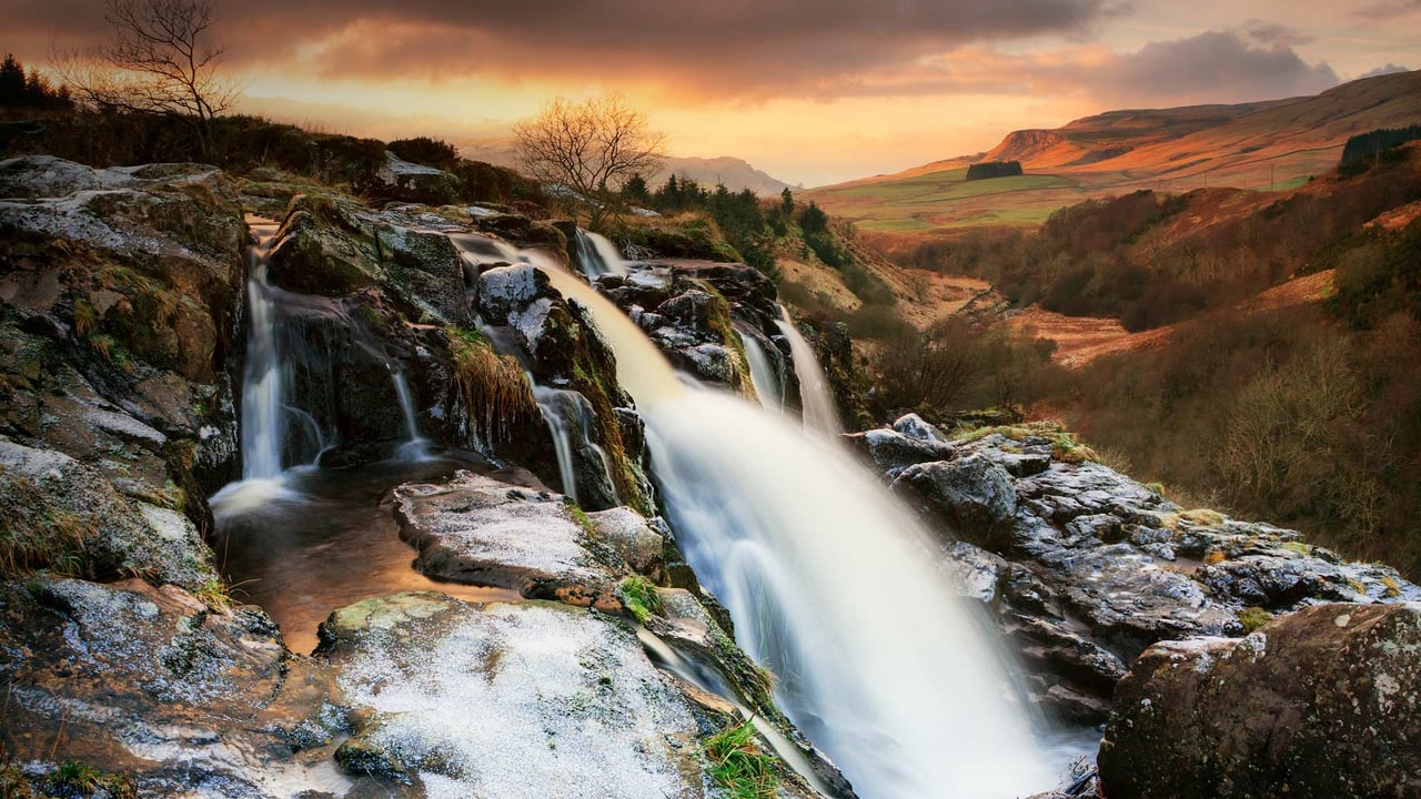 Loup of Fintry waterfall on the River Endrick, Scotland (© Damian Shields/Offset) desktop wallpaper