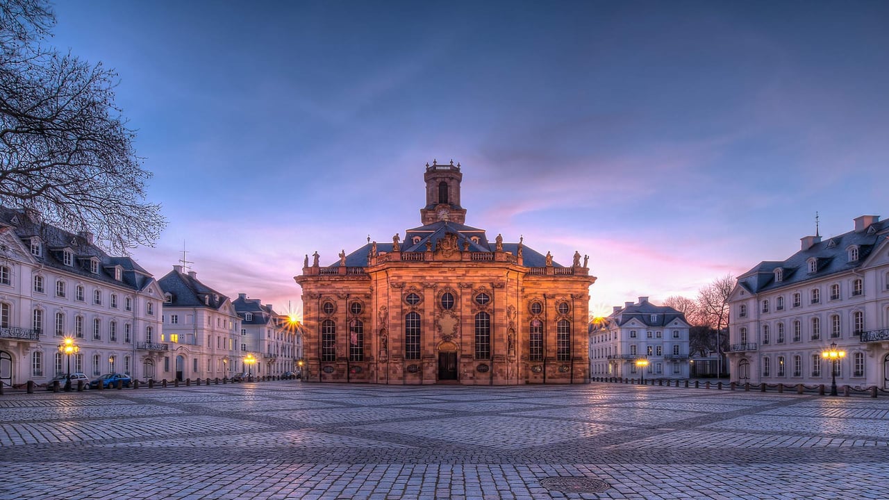 Ludwigskirche in der Abenddämmerung, Saarbrücken, Saarland (© Madlen Steiner/Adobe Stock) desktop wallpaper