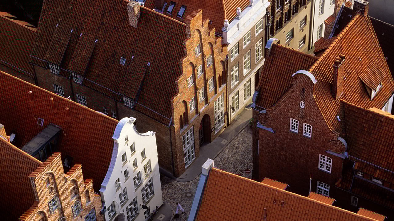 Vogelperspektive auf Giebelhäuser, Große Petersgrube, Lübeck, Schleswig-Holstein (© H & D ZIELSKE/Image Professionals GmbH/Alamy Stock Foto) desktop wallpaper