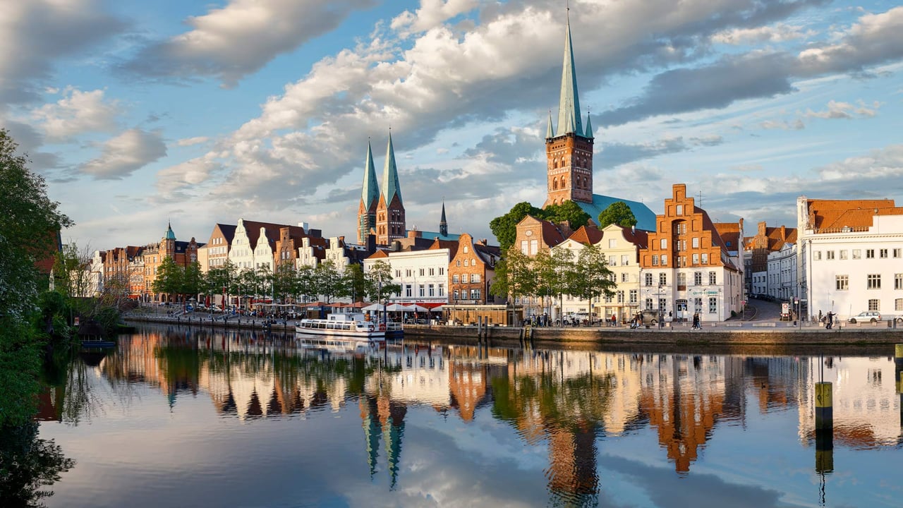 Altstadt und die Trave, Lübeck, Schleswig-Holstein (© Harald Nachtmann/Getty Images) desktop wallpaper