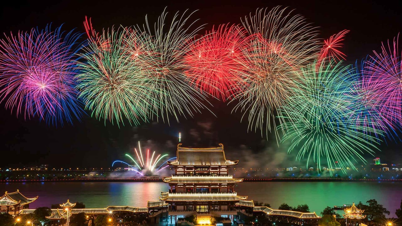 夜空中的烟花表演,长沙,湖南省,中国 (© Sino Images/Getty Images) desktop wallpaper