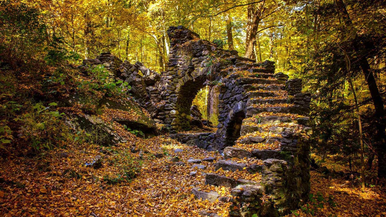 Madame Sherri Forest and the ruins of an old castle, New Hampshire (© yggdrasill/Shutterstock) desktop wallpaper