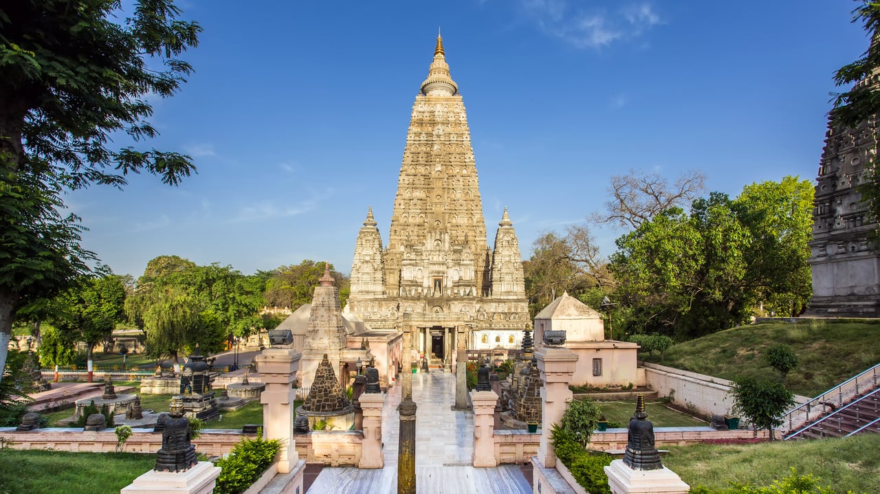Mahabodhi Temple in Bodh Gaya, Bihar, India (© Tinnaporn Sathapornnanont/Shutterstock) desktop wallpaper
