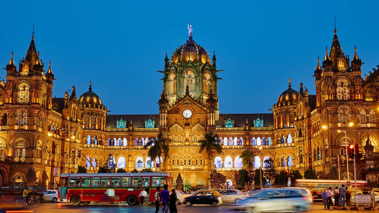 Maharashtra, Mumbai, Victoria Terminus railway station (© Tuul & Bruno Morandi/Getty Images) desktop wallpaper
