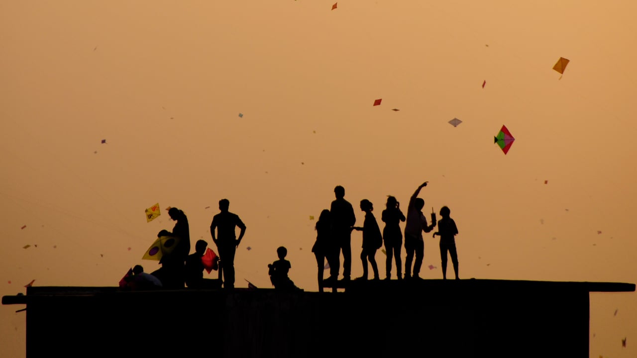 Kite flying in Ahmedabad during the last hour of Uttarayan (© Saumil Shah - flickr.com/saumil/Getty images) desktop wallpaper