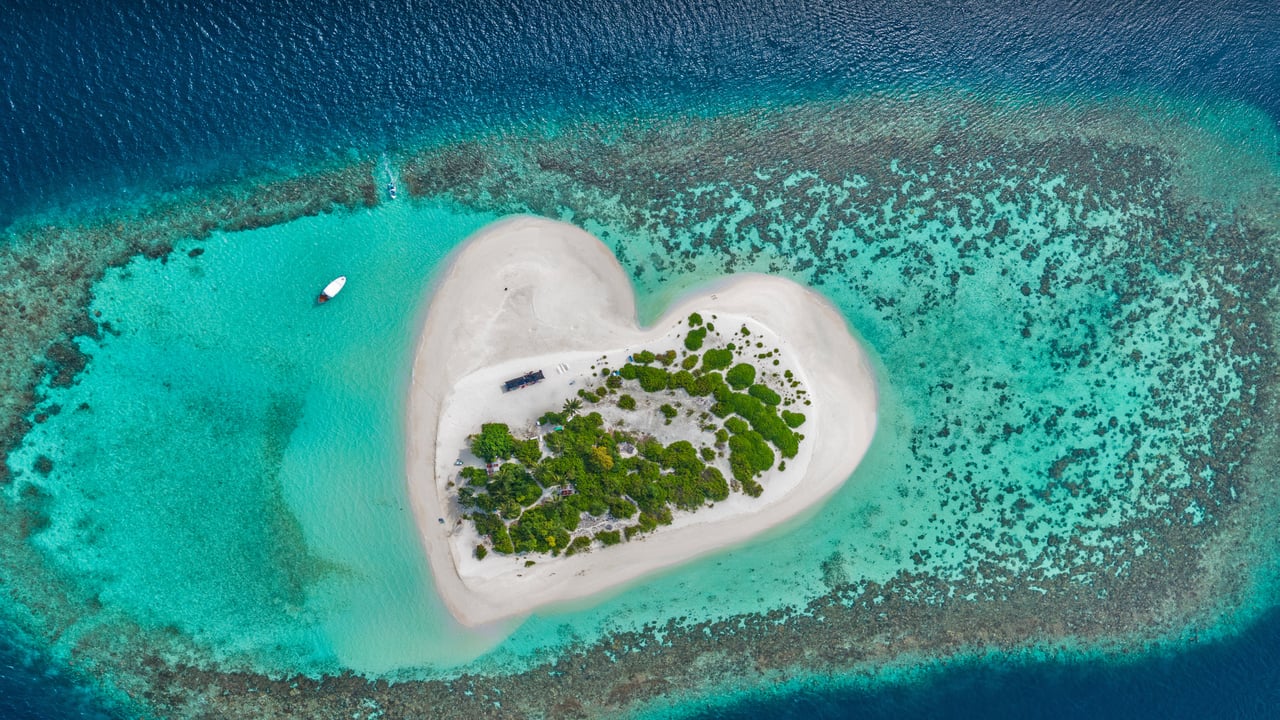 Heart-shaped island with sandy beach, offshore coral reef, Indian Ocean, Maldives (© Willyam Bradberry/Shutterstock) desktop wallpaper