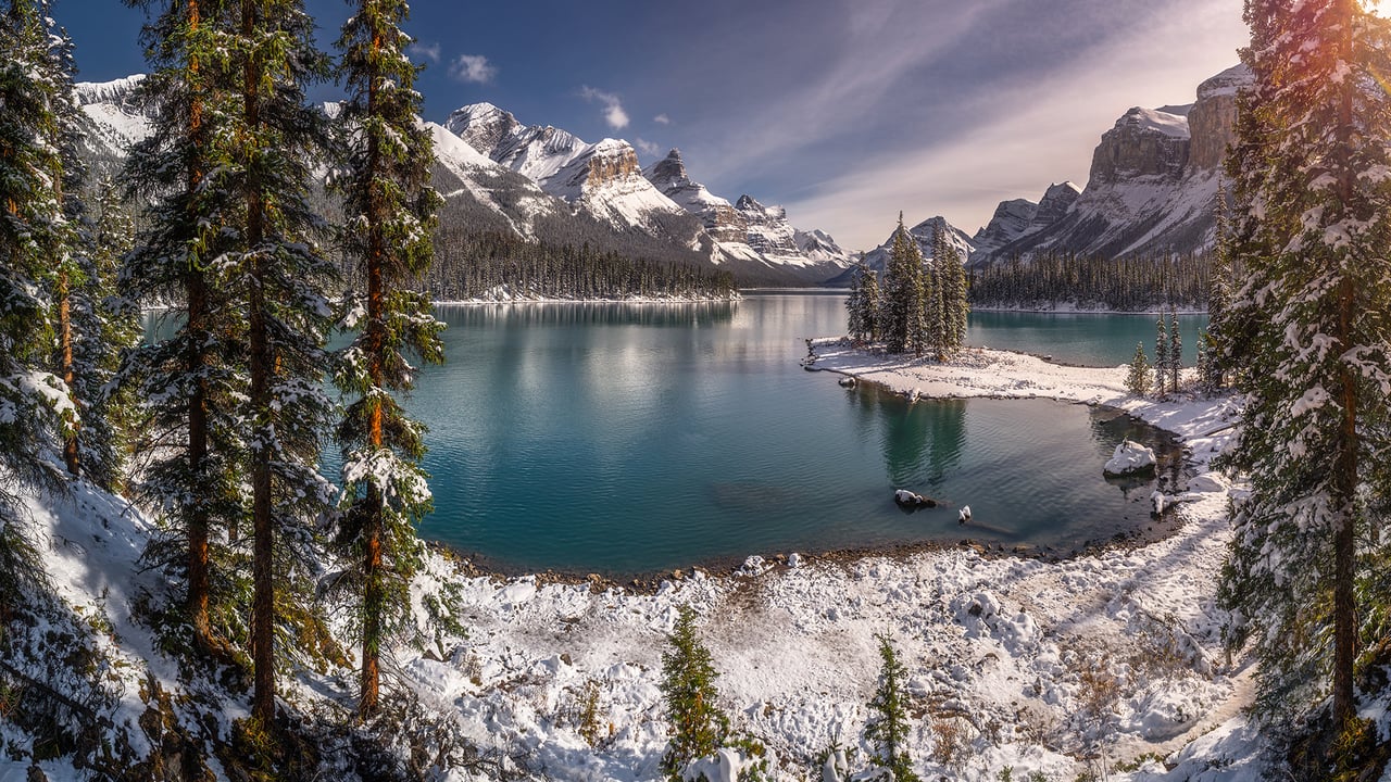 Spirit Island during winter season, Maligne Lake, Jasper National Park, Alberta (© Natapong Supalertsophon/Getty Images) desktop wallpaper