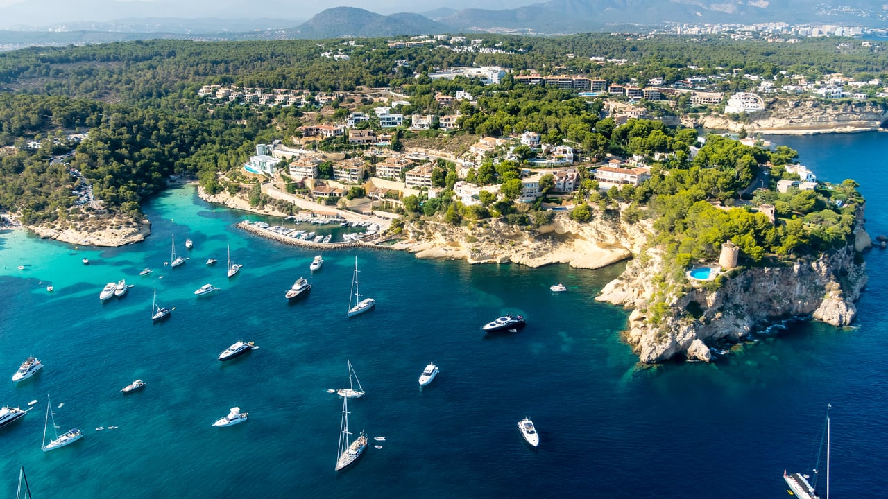 Vista aérea de villas y yates cerca de Portals Vells, Palma de Mallorca, Mallorca, España (© Westend61/Getty Images) desktop wallpaper