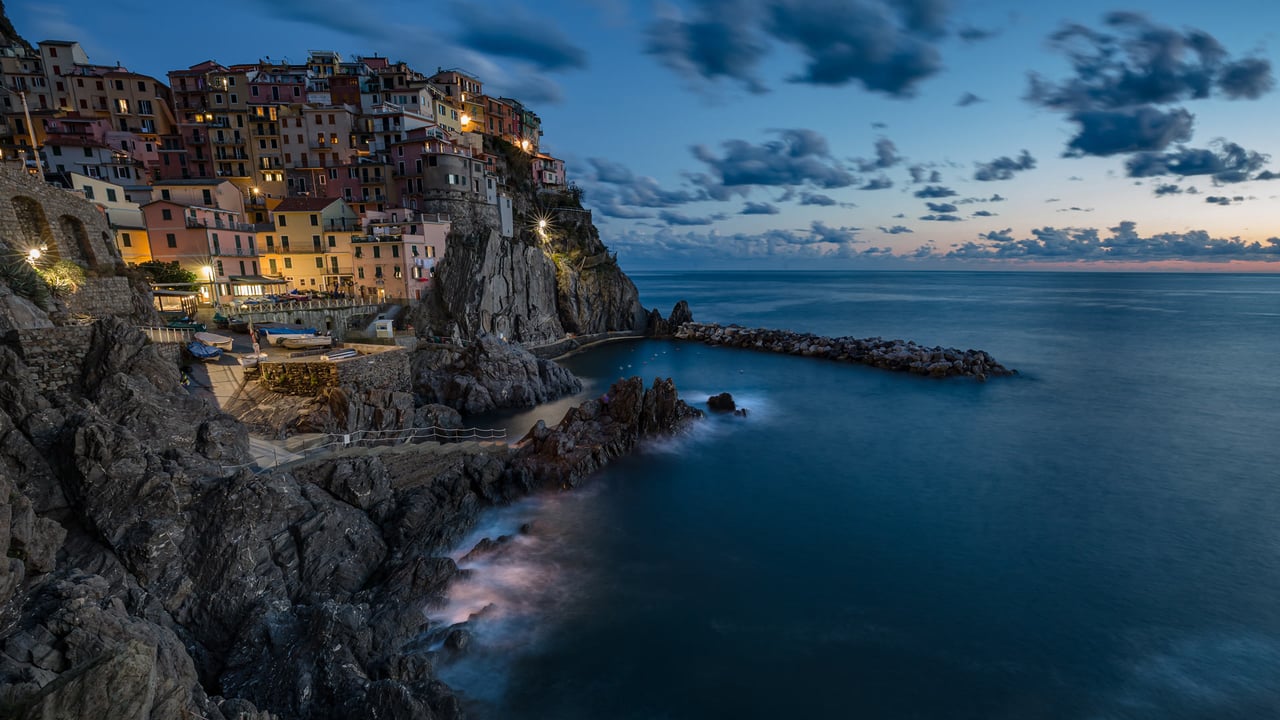 Manarola, Cinque Terre National Park, Liguria, Italy (© John_Silver/Shutterstock) desktop wallpaper