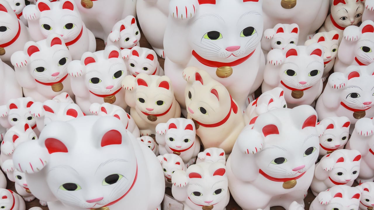 豪徳寺の招き猫, 東京都 (© Maria S./Alamy Stock Photo) desktop wallpaper