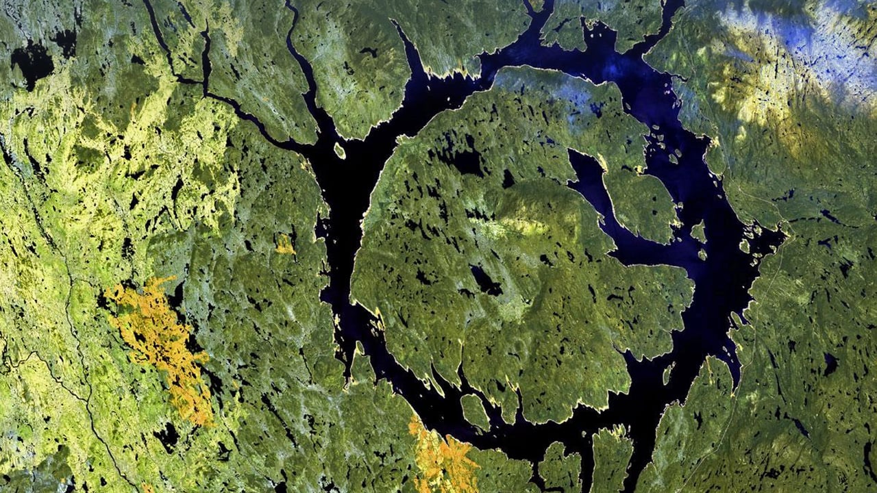 Manicouagan Crater in Québec, Canada (© Universal History Archive/Universal Images Group via Getty Images) desktop wallpaper