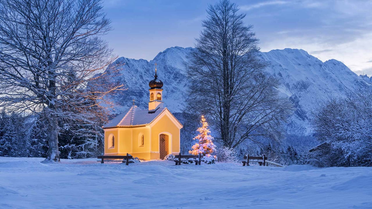 Kapelle Maria Rast bei Krün in Bayern mit dem Wettersteingebirge im Hintergrund (© Reinhard Schmid/Huber/eStock Photo) desktop wallpaper
