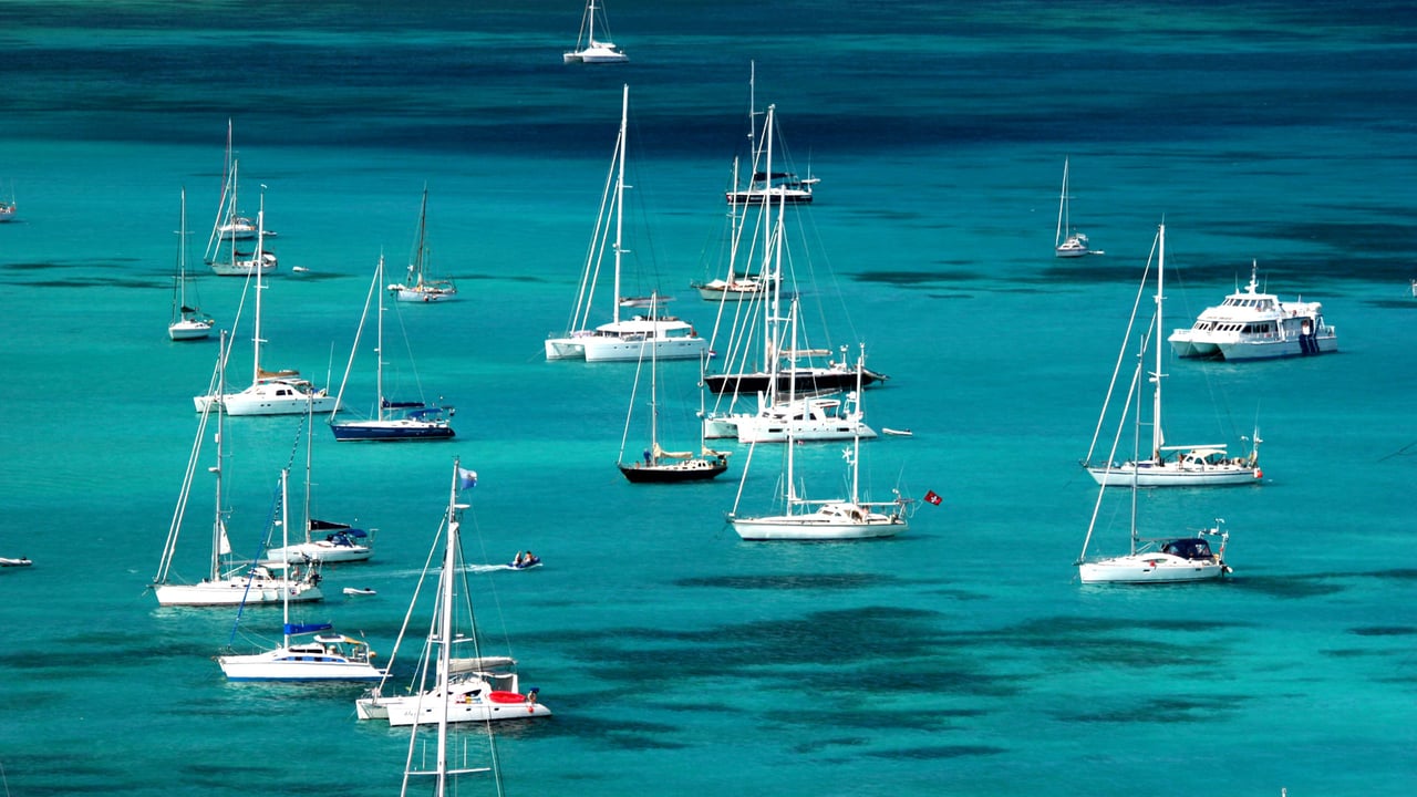 Bateaux dans la baie de Marigot, Terre-de-Haut, archipel des Saintes, Guadeloupe (© Tan Yilmaz/Getty Images) desktop wallpaper