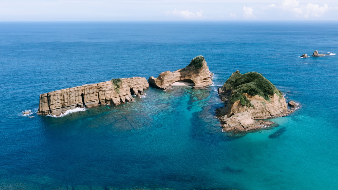 青い海に浮かぶ種子島の無人島, 鹿児島県 (© Ippei Naoi/Getty Images) desktop wallpaper