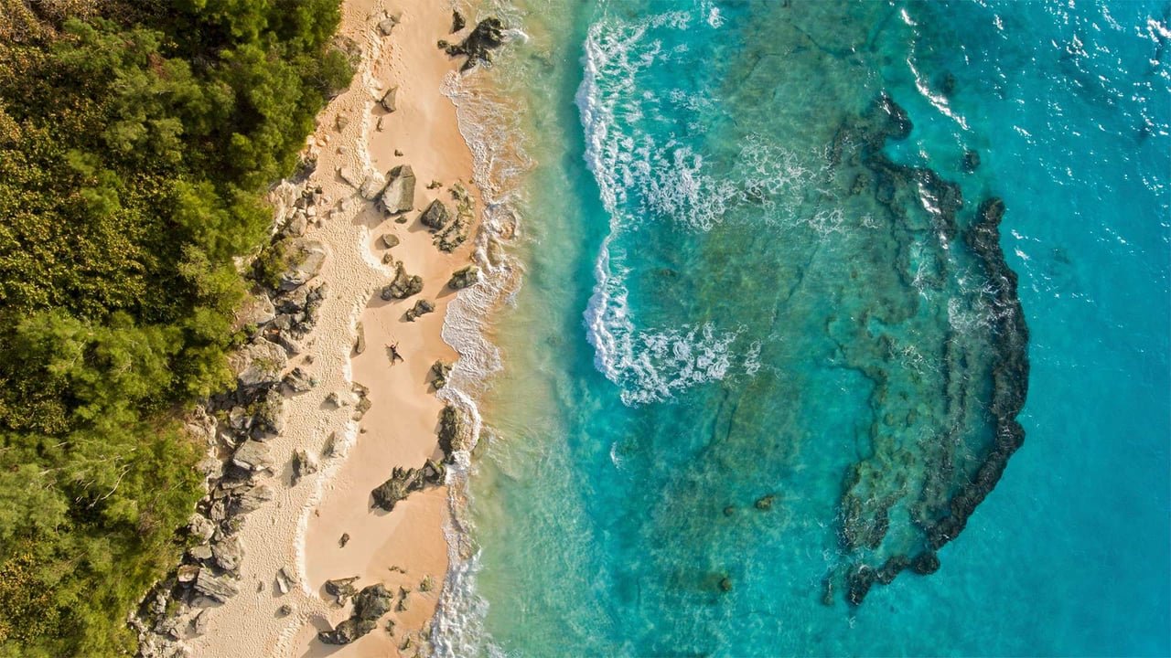 Aerial view of Marley Beach, Bermuda (© Paul Zizka/plainpicture) desktop wallpaper