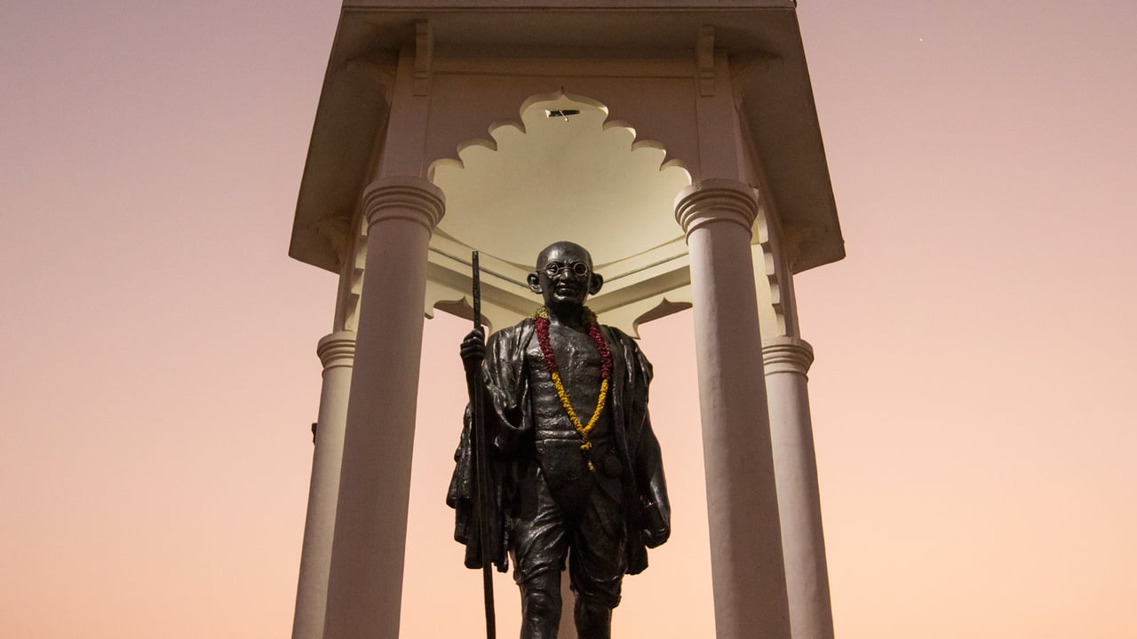 The biggest Mahatma Gandhi statue in Pondicherry (© Geraint Rowland Photography/Getty Images) desktop wallpaper