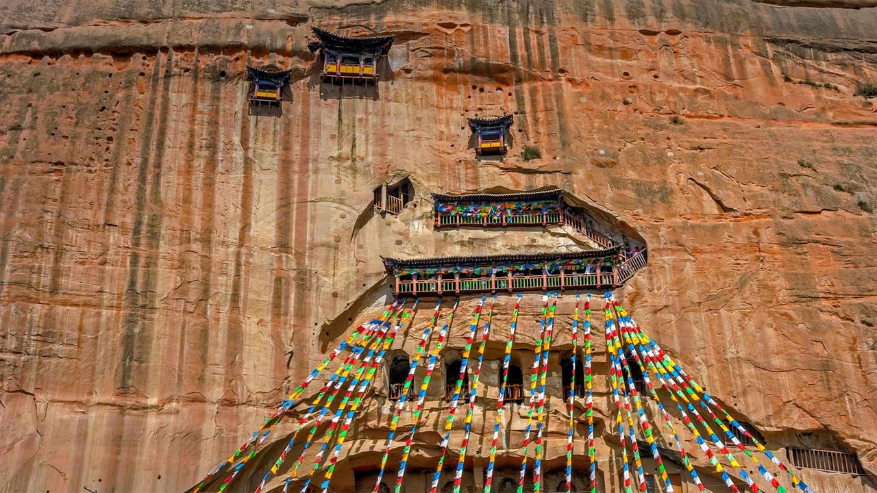 The Mati Si (Horse's Hoof Temple) and grottoes of Mati Si Scenic Area, Gansu province, China (© Ana Flašker/Alamy) desktop wallpaper