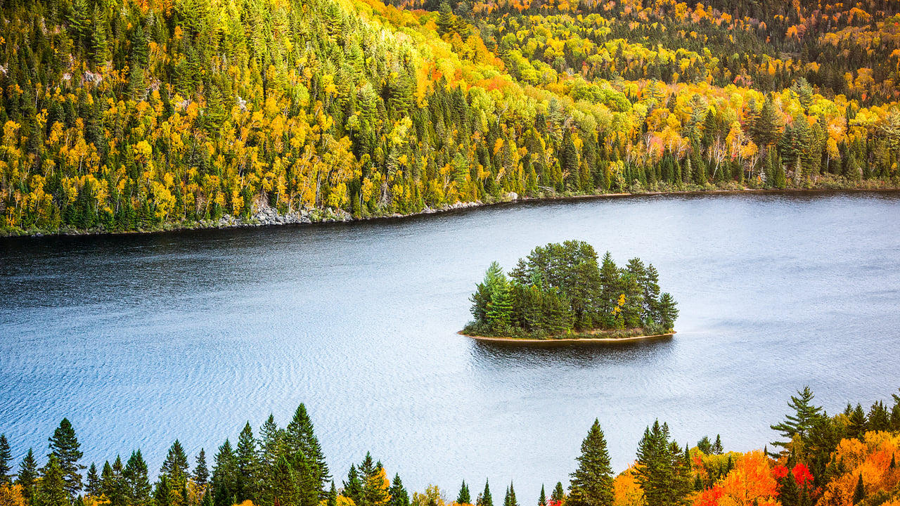 The Wapizagonke Lake in La Mauricie National Park, Quebec (© Instants/Getty Images) desktop wallpaper