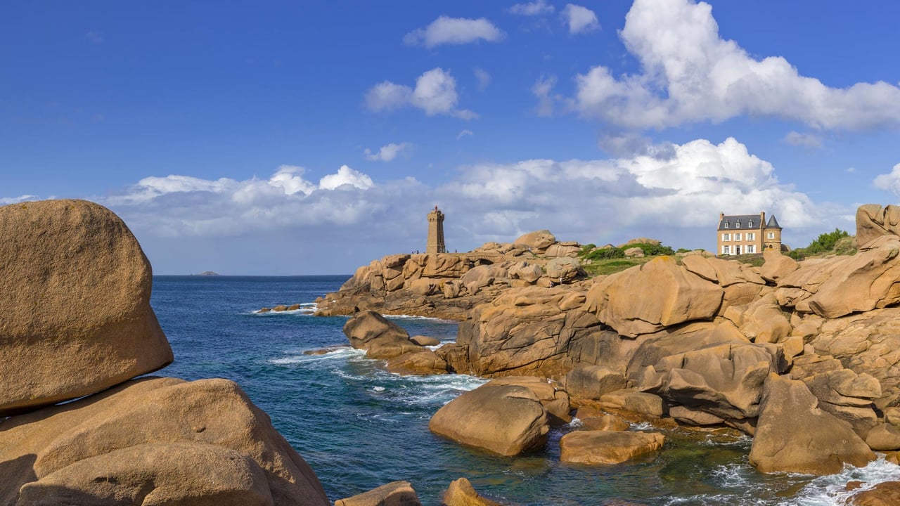 Phare de Ploumanac'h, Côtes-d'Armor, France (© Christian Handl/Getty Images) desktop wallpaper
