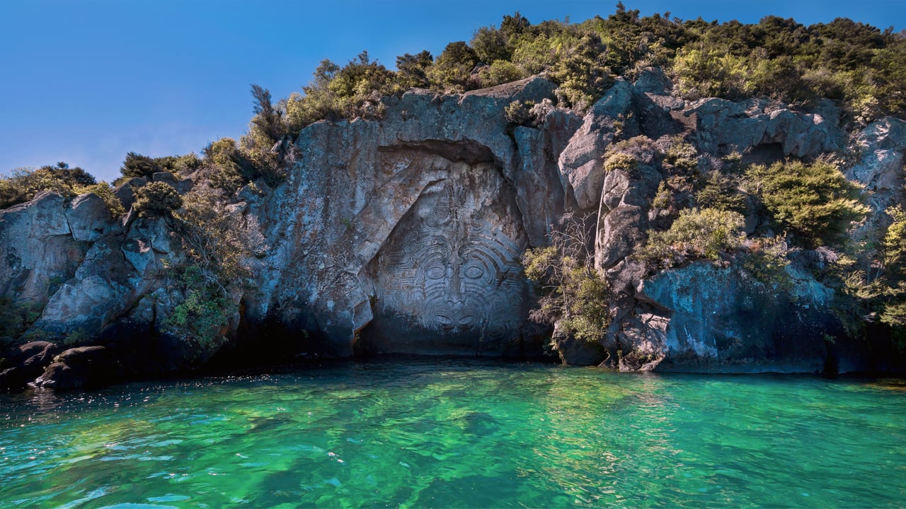 The Mine Bay Māori Rock Carving of Ngatoroirangi by Matahi Whakataka-Brightwell on Lake Taupo, North Island, New Zealand (© Evgueni Zverev/Alamy) desktop wallpaper