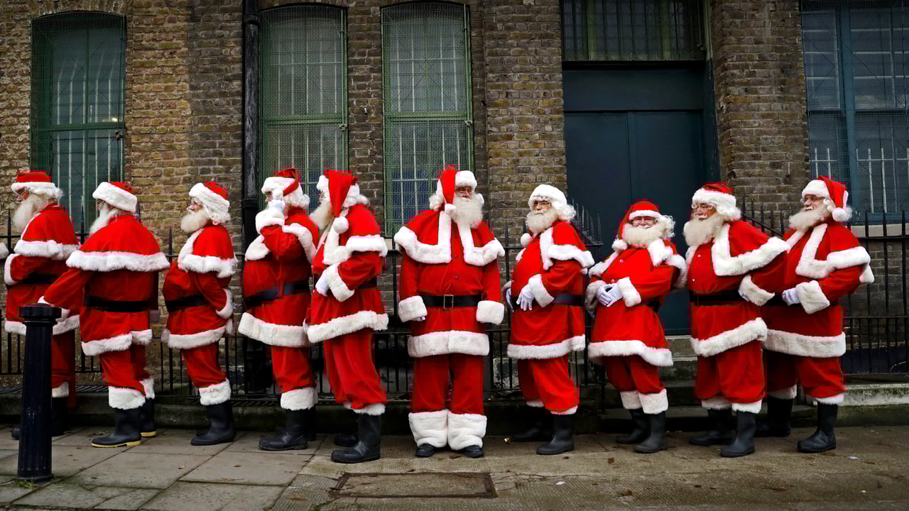 Acteurs habillés en père Noël devant le ministère du fun du père Noël, Londres, Angleterre (© Matt Dunham/AP Photo) desktop wallpaper