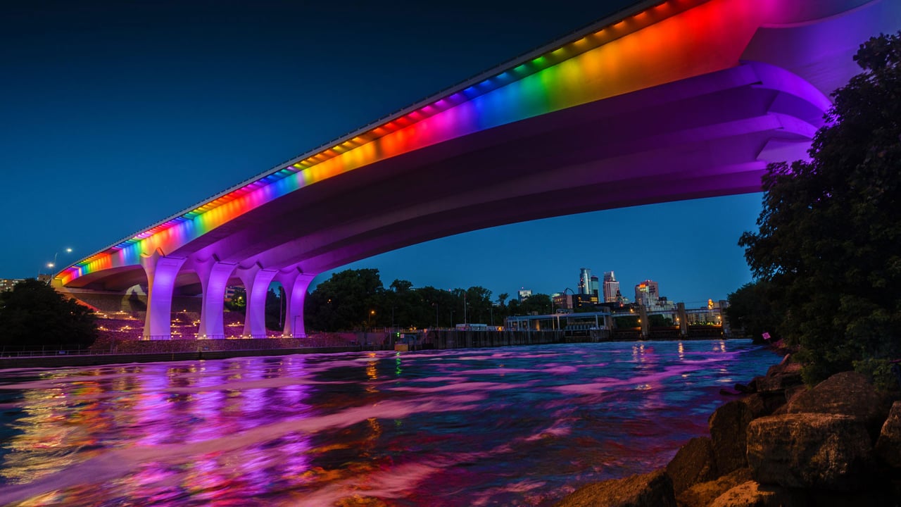 「I-35W ミシシッピ川橋のレインボー・ライトアップ」米国ミネソタ州, ミネアポリス (© Riddhish Chakraborty/Getty Images) desktop wallpaper