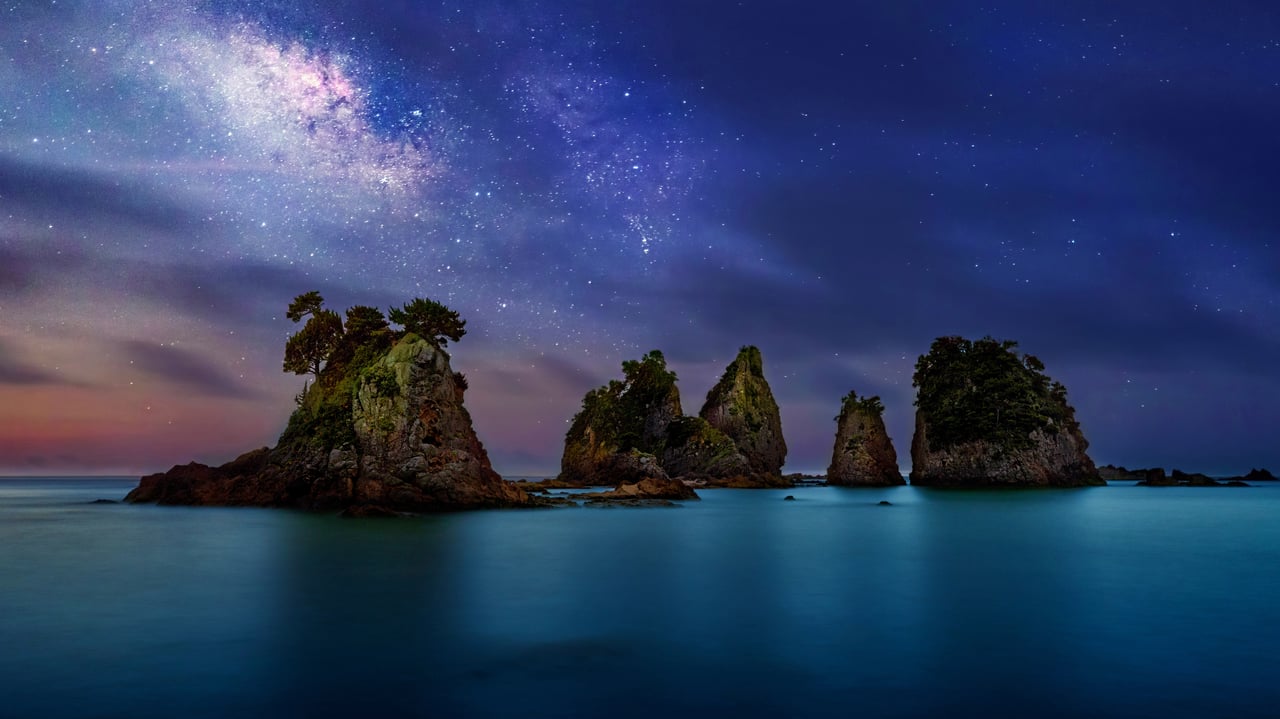 The Minokake-Iwa rocks off the coast of the Izu Peninsula, Japan (© Krzysztof Baranowski/Getty Images) desktop wallpaper