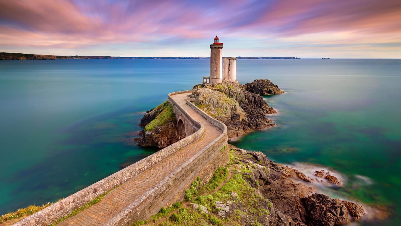 布列塔尼的小米努灯塔,法国 (© RooM the Agency/Alamy) desktop wallpaper