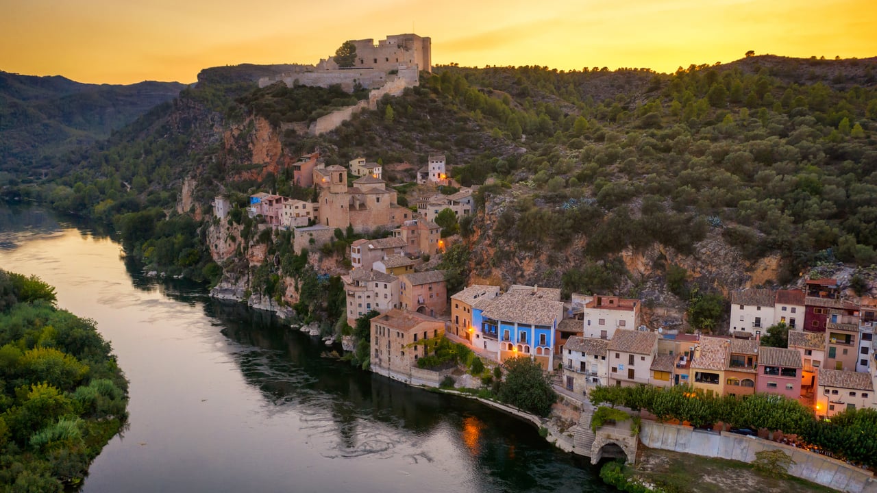 Miravet on the Ebro River, Tarragona, Catalonia, Spain (© Eloi_Omella/Getty Images) desktop wallpaper