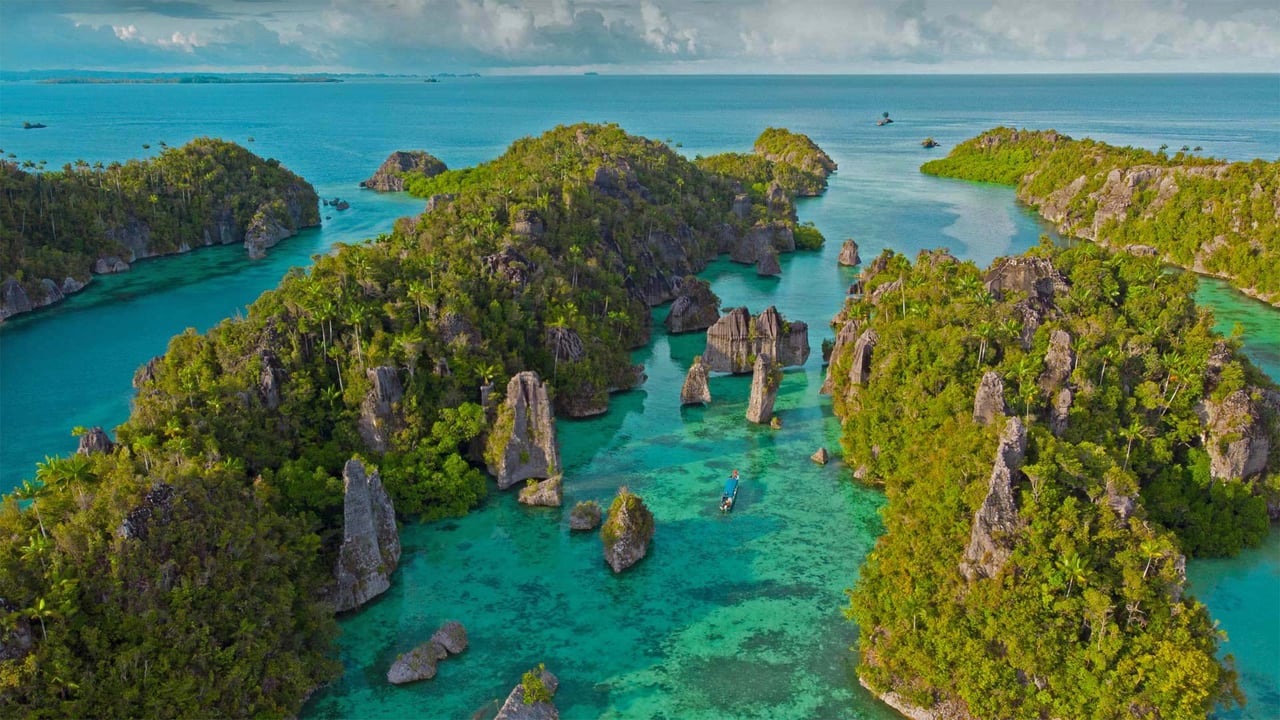 Misool Island, one of the four major islands in the Raja Ampat Islands in West Papua, Indonesia (© Elsy Saldek/Getty Images) desktop wallpaper