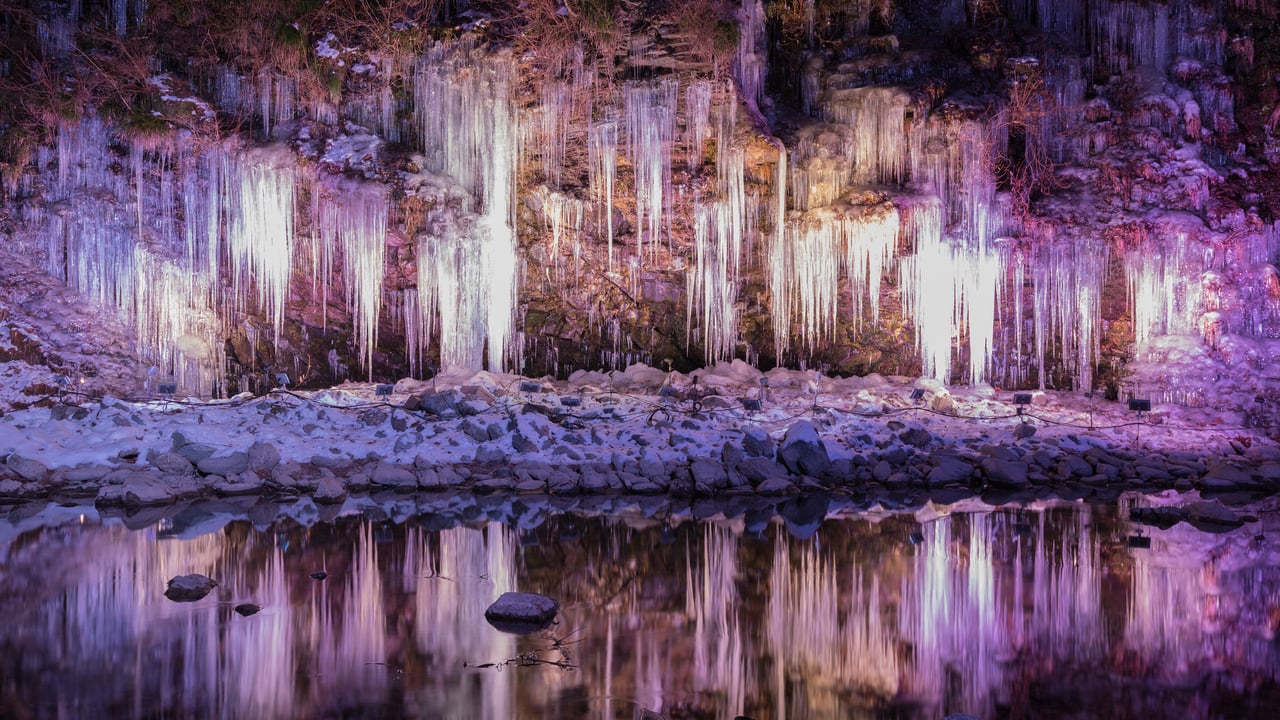Icicles of Misotsuchi, Chichibu, Japan (© watayu0821/Shutterstock) desktop wallpaper
