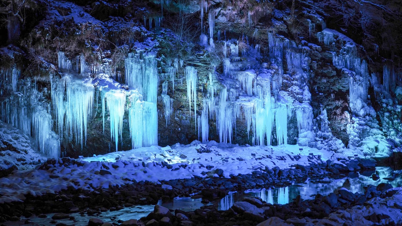 「三十槌の氷柱」埼玉県, 秩父市 (© Mommyphoto/Shutter.com) desktop wallpaper