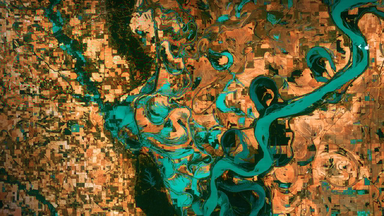Mississippi River on the border between Arkansas and Mississippi (© NASA) desktop wallpaper