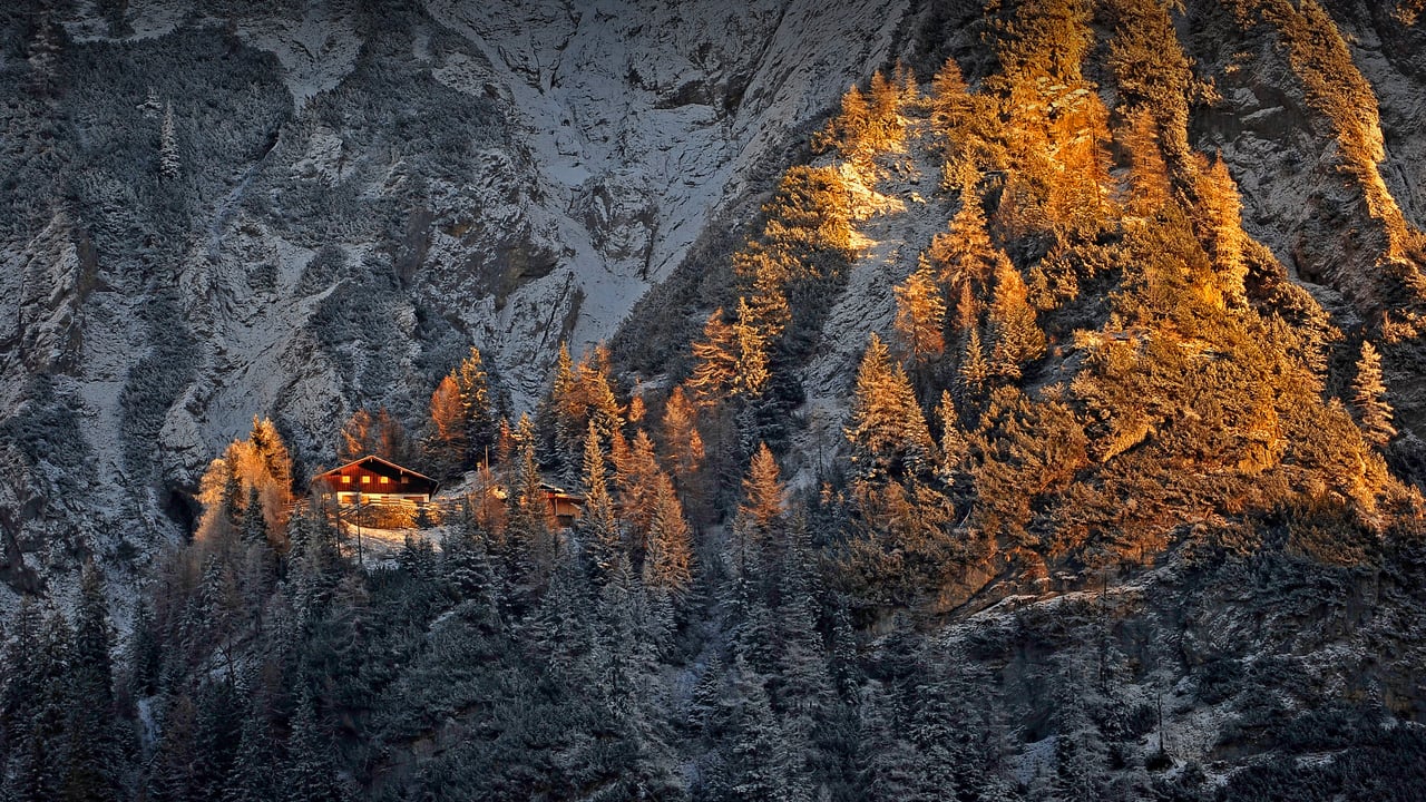 Mittenwalder Hütte in the Bavarian Alps of Germany (© Sebastian Frölich/Offset by Shutterstock) desktop wallpaper