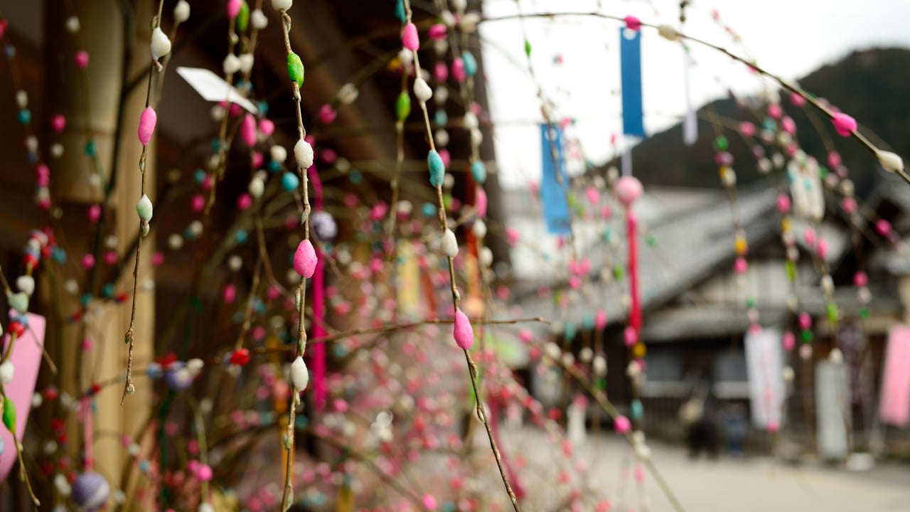 カラフルな餅花, 愛知県 豊田市 (© Photo taken by Bong Grit/Getty Images) desktop wallpaper