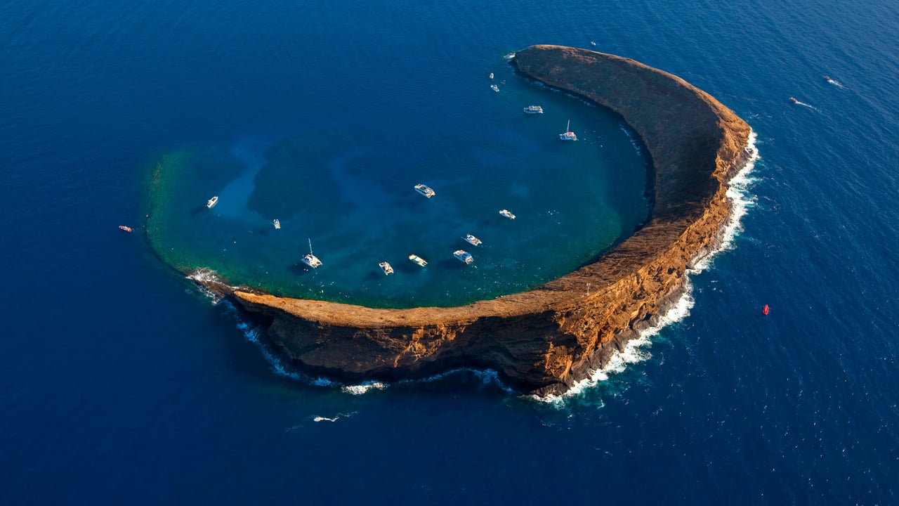 Molokini Crater, Maui, Hawaii (© Douglas Peebles/eStock Photo) desktop wallpaper