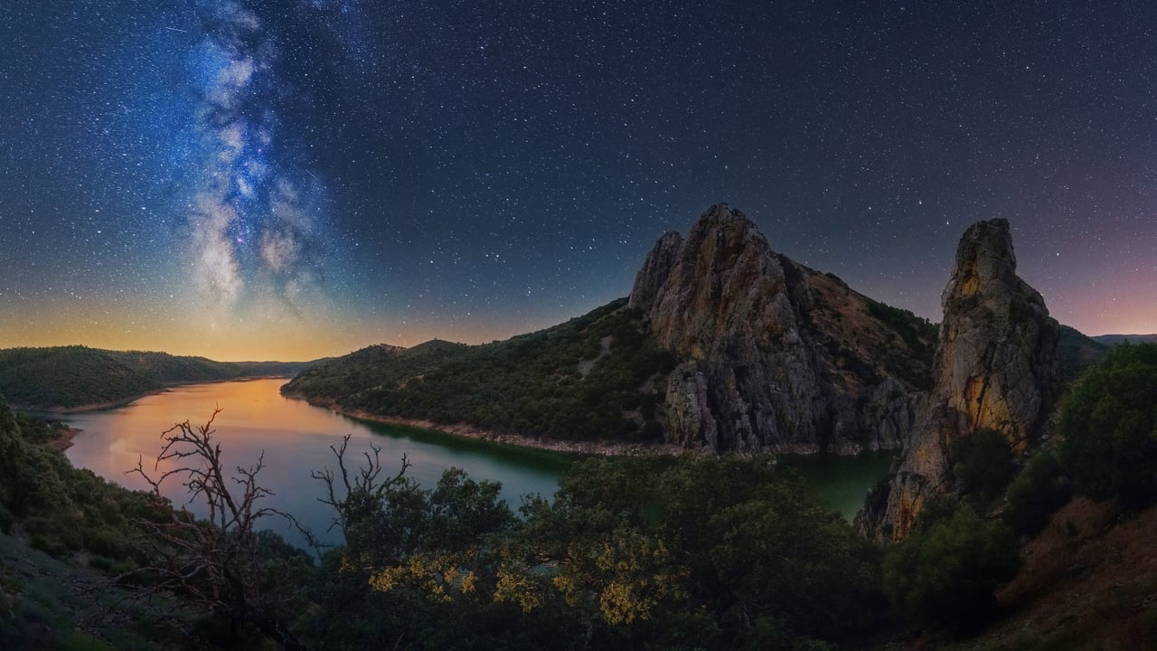 Die Milchstraße über dem Fluss Tagus im Nationalpark Monfragüe, Spanien (© Miguel Angel Muñoz Ruiz/Cavan Images) desktop wallpaper