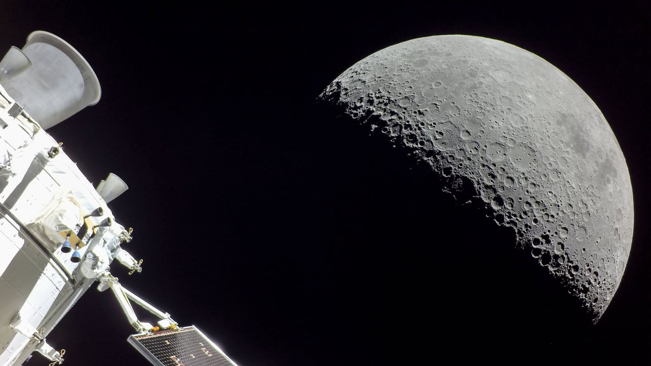 The moon seen from the Orion spacecraft of NASA's Artemis mission (© NASA) desktop wallpaper