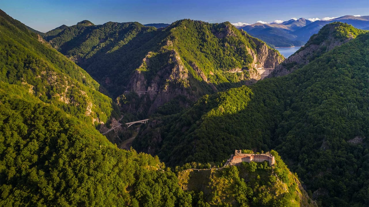 Poenari Castle on Mount Cetatea, Făgăraș Mountains, Romania (© porojnicu/Getty Images) desktop wallpaper