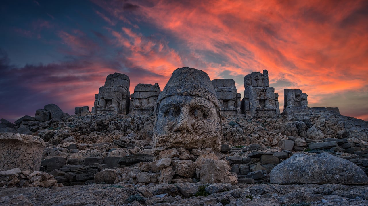 Colossal limestone statues on Mount Nemrut, Adıyaman, Turkey (© Peerakit JIrachetthakun/Getty Images) desktop wallpaper