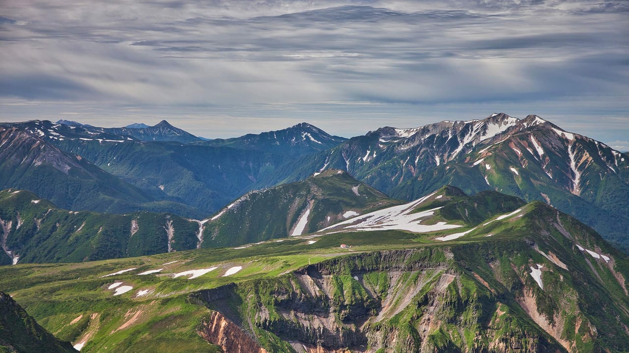 夏の立山, 富山県 (© yasuki/Adobe Stock) desktop wallpaper