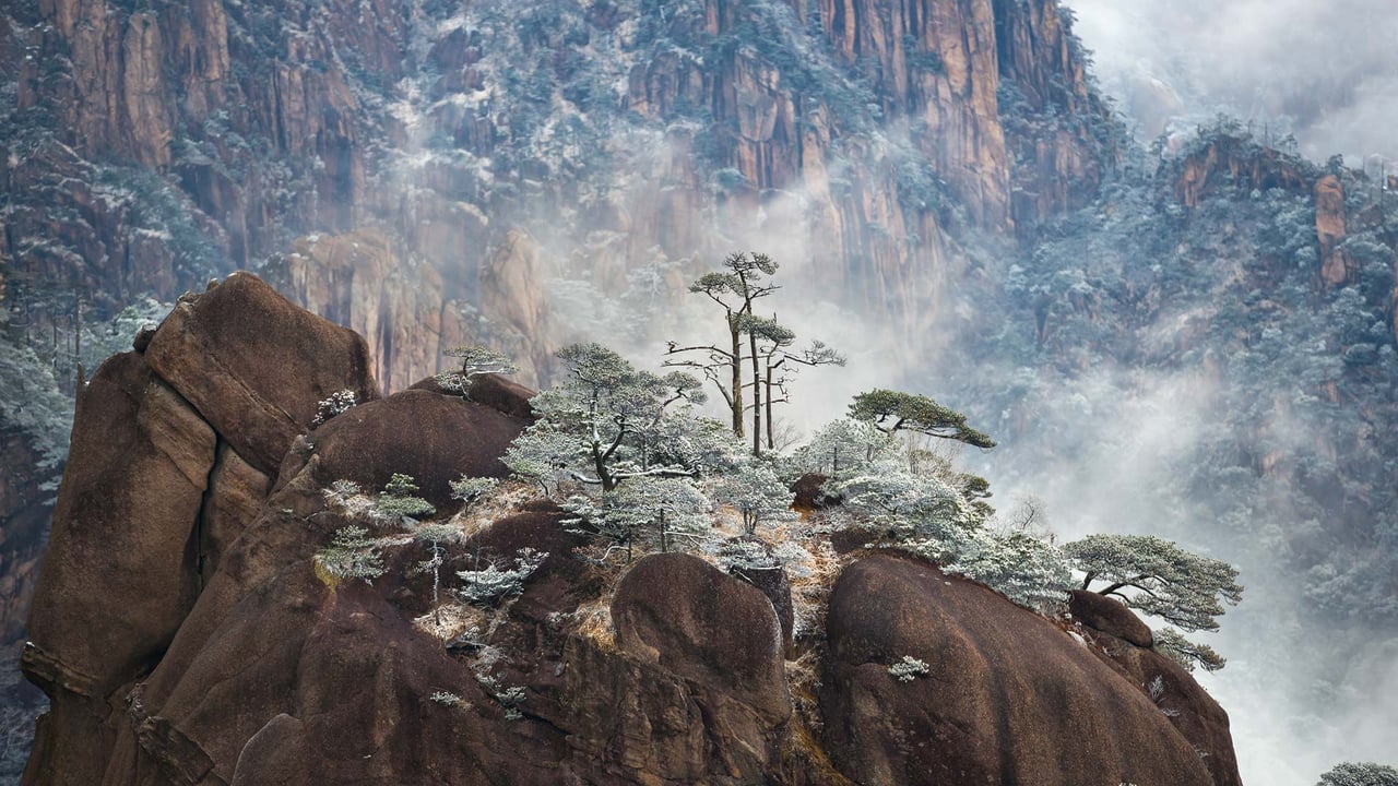 Winter at Huangshan, China (© Hung Chung Chih/Shutterstock) desktop wallpaper