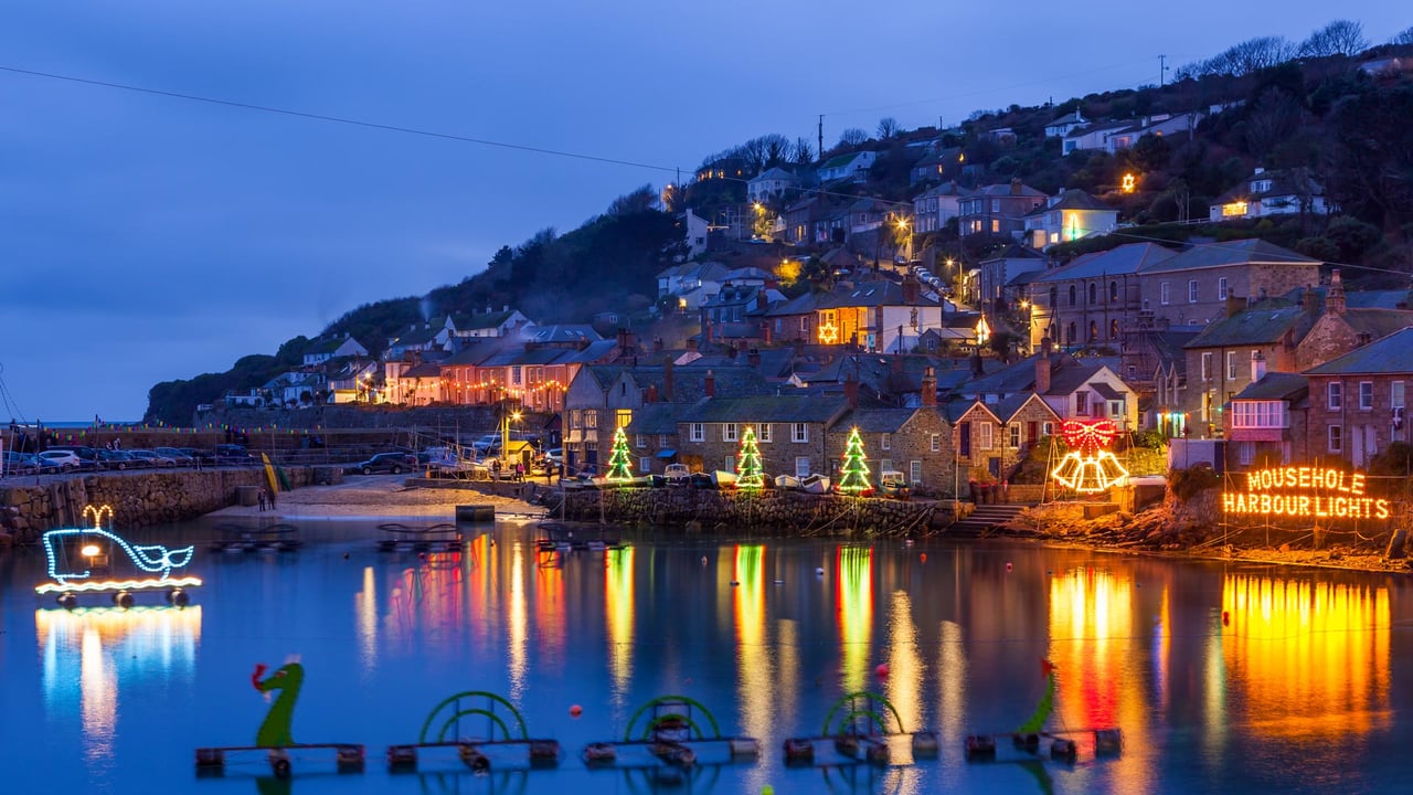 Christmas lights at Mousehole Harbour, Cornwall, England (© ianwool/Getty Images) desktop wallpaper