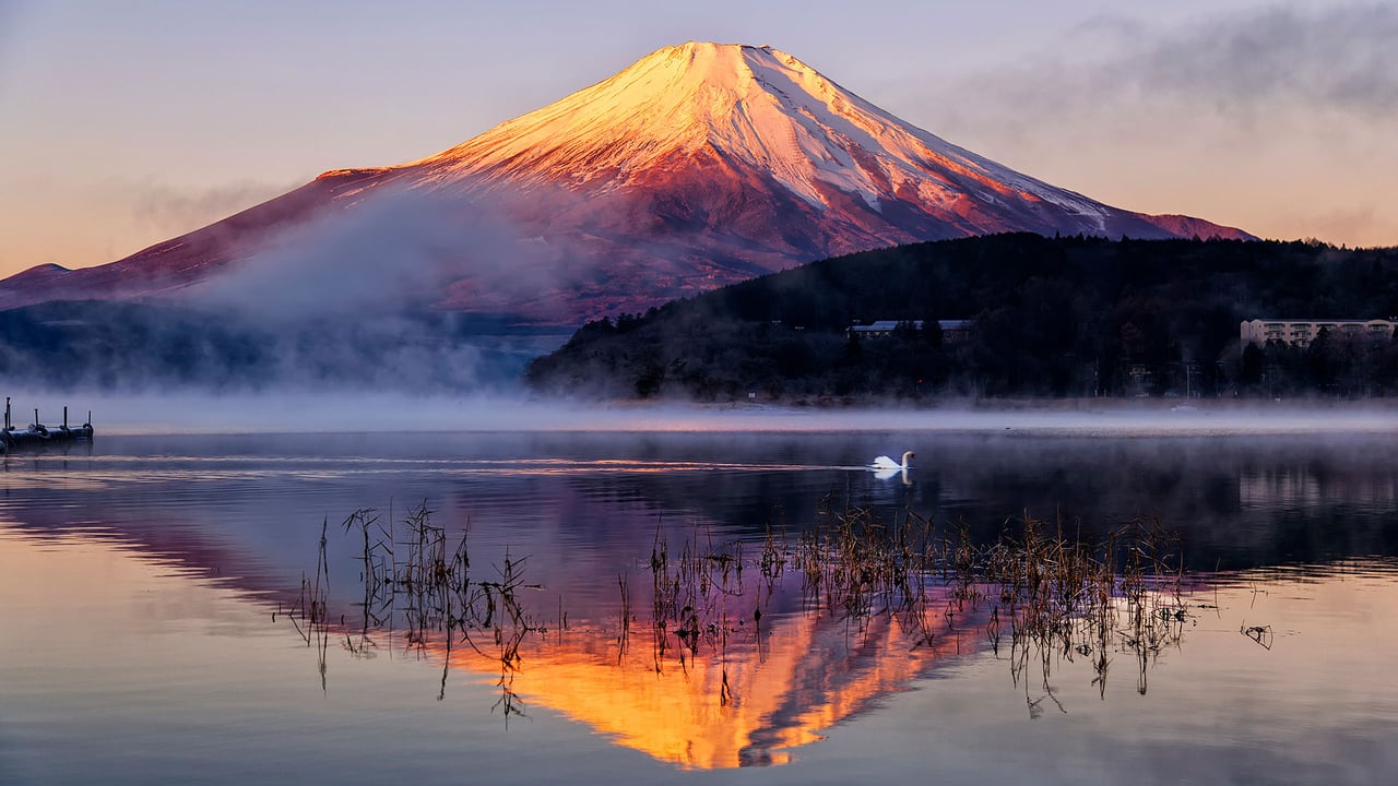 水面に映る紅富士, 山梨 (© Nyoman Sundra/Getty Images) desktop wallpaper