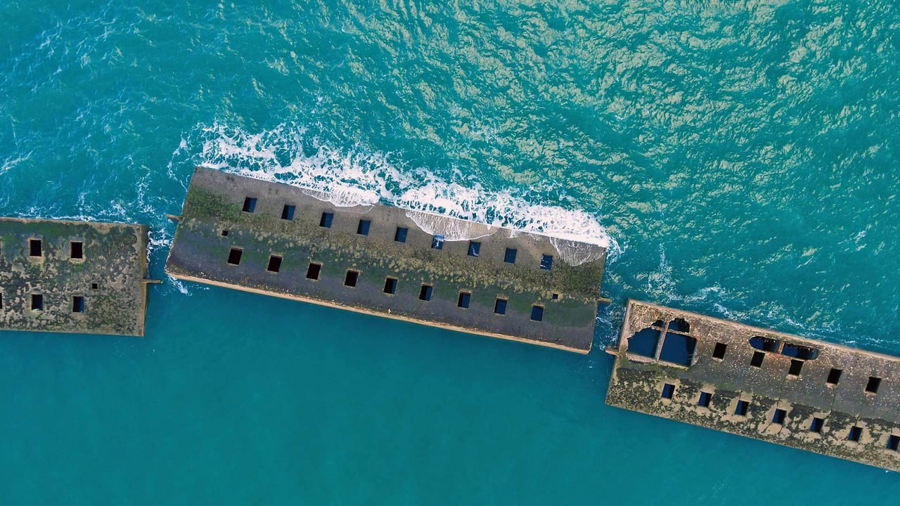 Remains of a Mulberry harbour from the D-Day invasion, Arromanches-les-Bains, Normandy, France (© Javier Gil/Alamy) desktop wallpaper