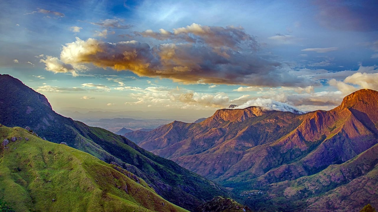 The valleys of Munnar, Kerala (© Through the beauty of Kerala ...../Getty Images) desktop wallpaper
