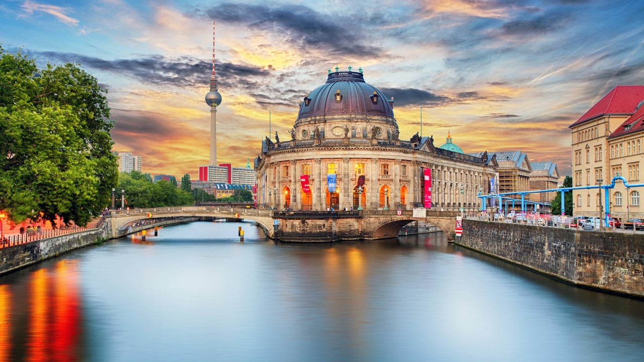 Museumsinsel auf der Spree und Fernsehturm, Berlin (© TomasSereda/Getty Images) desktop wallpaper