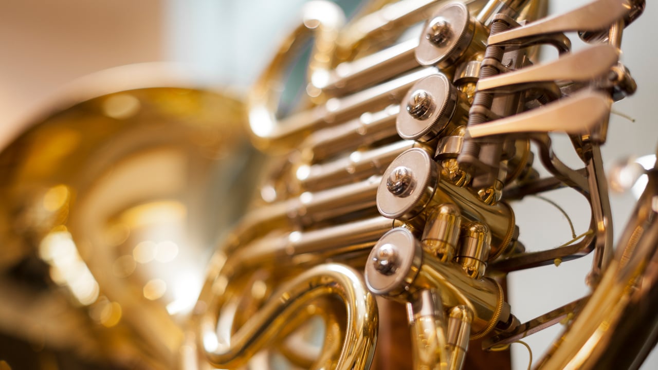 Plan rapproché d'un cor d'harmonie (© Bill Oxford/iStock/Getty Images Plus) desktop wallpaper