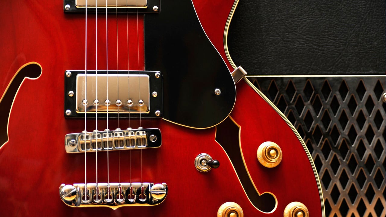 Guitare de jazz Aria de style Gibson 355 (© Claude thibault/Alamy) desktop wallpaper